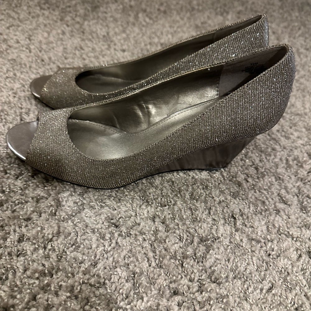 Bandolino Gold  Wedge Shoes Elegant Design
